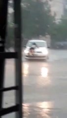 Un hombre embistió y arrastró a una mujer en el capot de su auto