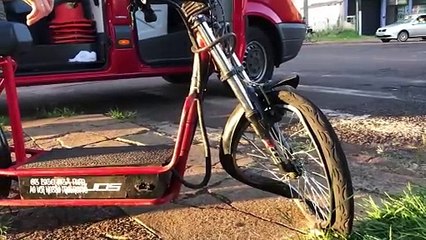 Adolescente é ferido em acidente e roda de moto-elétrica fica totalmente contorcida
