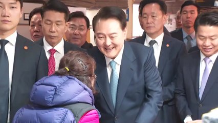 尹, 삼천포 용궁수산시장 방문...상인 만나 민심 청취 / YTN