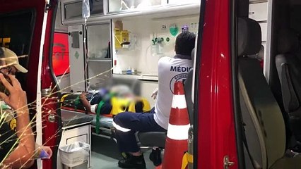 Mulher passa mal andando de bicicleta e bate contra veículo no Universitário