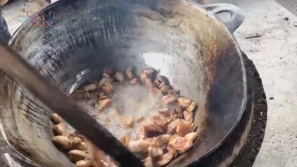 mqn-Los mejores chicharrones hechos por Sapo de Guerra y la gasolina de avión-130324