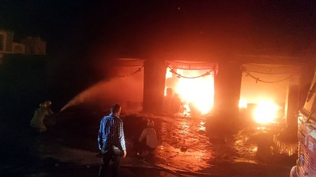 Video... भुवाणा क्षेत्र में रिहायशी भवन में बना केमिकल गोदाम धधका