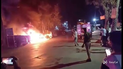दो कारें जलकर हुई खाख, समय पर फायर ब्रिगेड पहुंचने पर अन्य कारों को बचाया