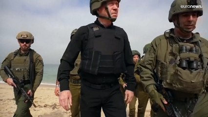 شاهد: وزير الدفاع الإسرائيلي يوآف غالانت على شاطئ قطاع غزة