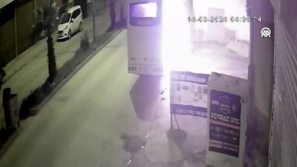 Park halinde kundaklanan midibüs yandı