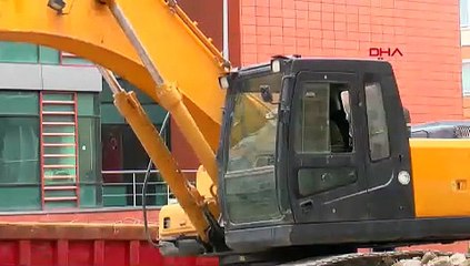 Kepçe yıktı, yan binadaki tuvalet açıkta kaldı