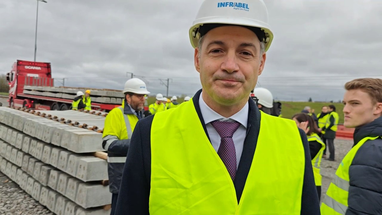 Le trafic interrompu 15 jours durant dix étés sur la ligne à grande vitesse vers la France (interview De Croo)