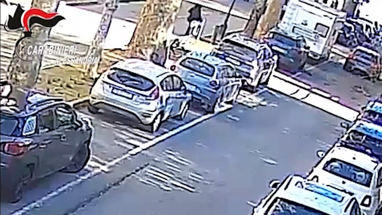 Tenta di investire la ex, poi scende e la prende a botte