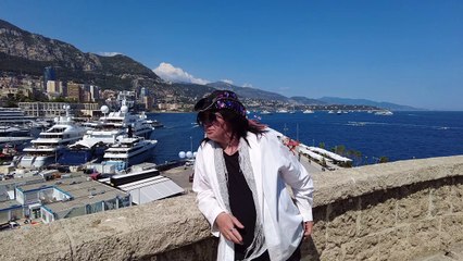 Hooray Hooray Holiday with Michael The GitterKing