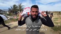 فلسطينيون يجمعون المساعدات التي أنزلت جوا في شمال قطاع غزة