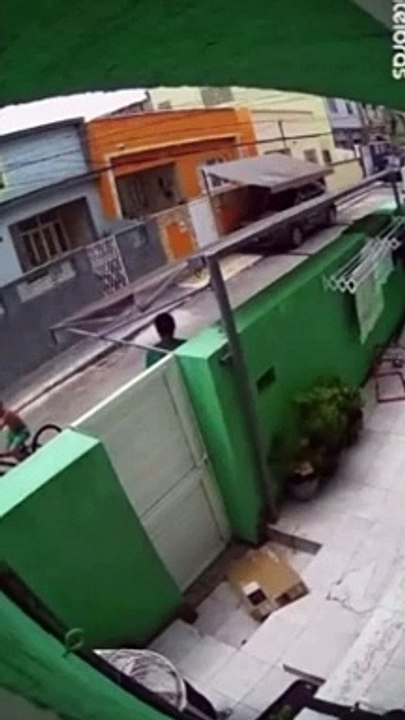 Corajoso? Entregador arremessa TV dentro de quintal de casa