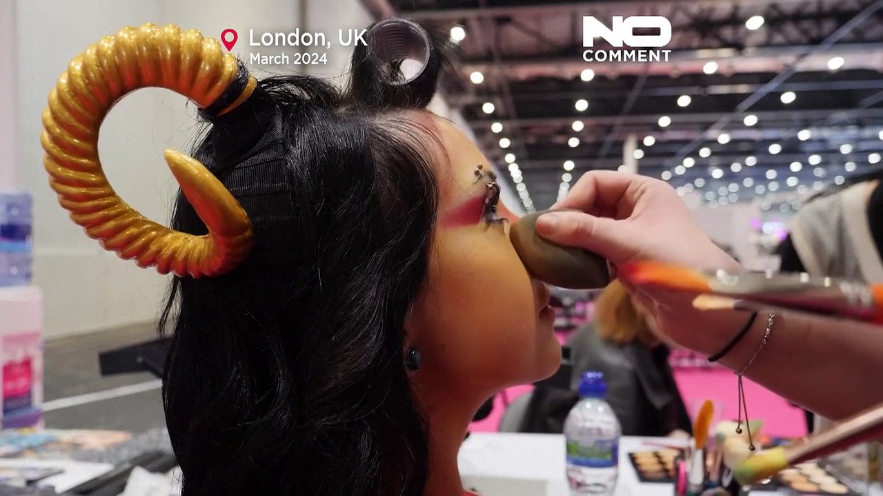 Tartan und Netzstrümpfe: Make-up-Beauty-Show in London