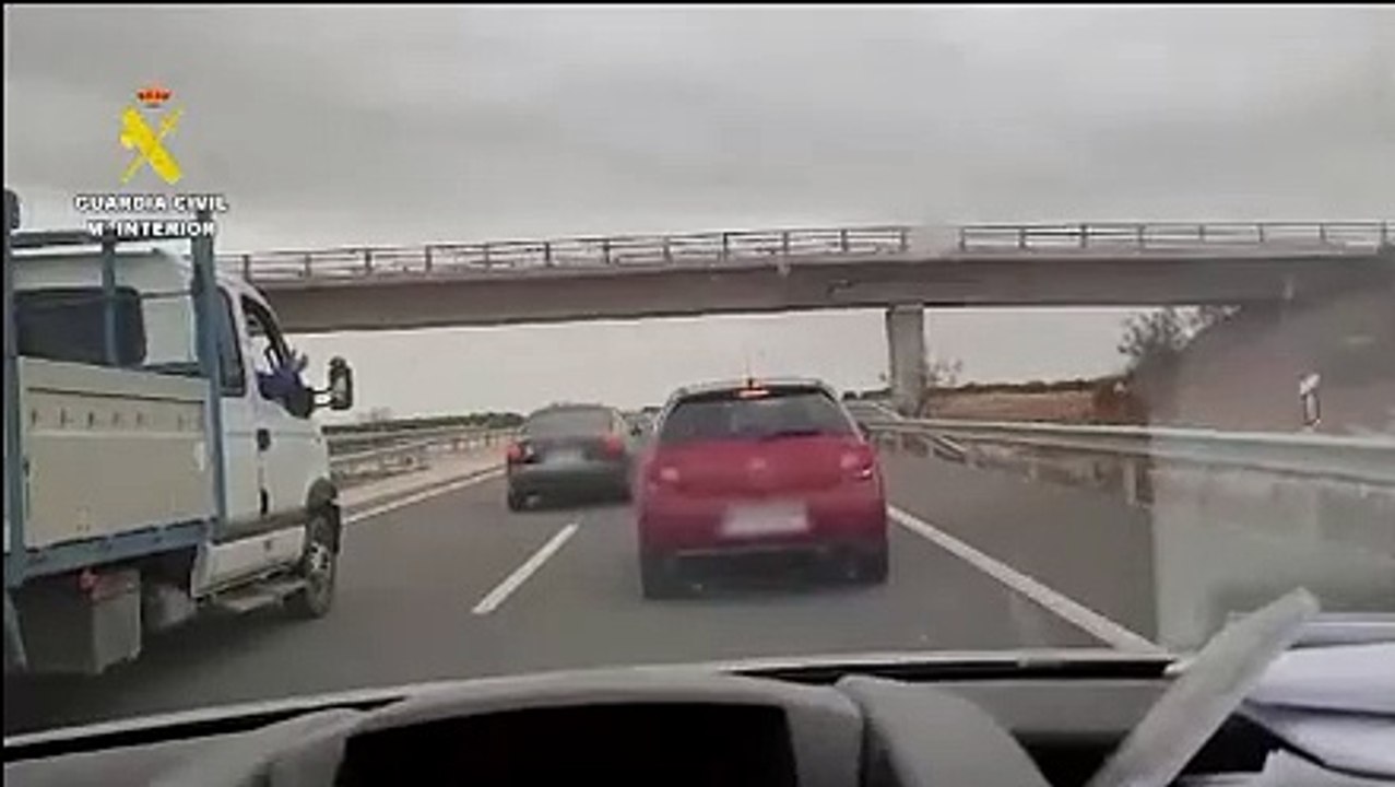 Un conductor temerario aduce que quería cortar la autovía