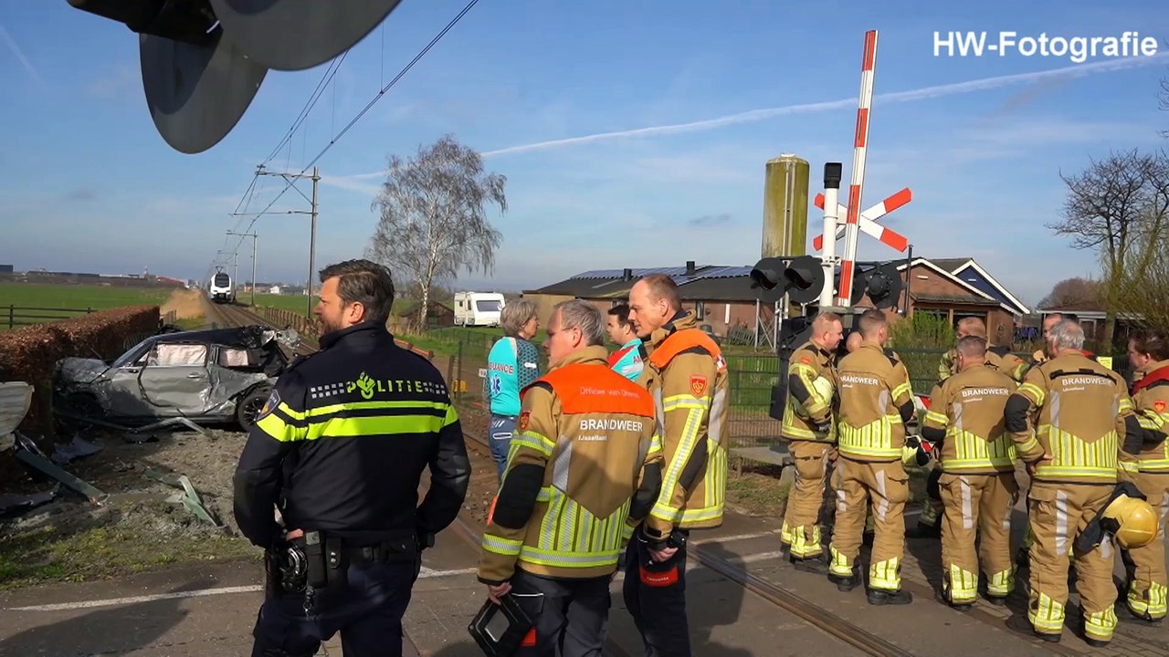 Trein botst op auto op overweg Sonnenbergweg