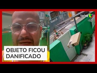 Entregador arremessa aparelho de TV por cima de portão de casa no RJ