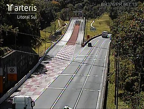 VÍDEO: Caminhão fica sem freios na descida da serra e manobra evita acidente na BR-376
