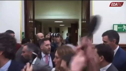 Esta es la espantada de Sánchez a la salida del Congreso tras votar la Amnistía
