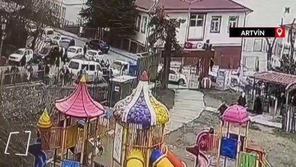 Artvin'de iş makinesi pazara daldı, o anlar kamerada