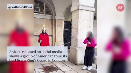 Des touristes se moquent d'un garde royal dans une vidéo virale, un policier les recadre
