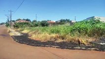 Corpo de Bombeiros combate incêndio em vegetação na Rua Bela Vista