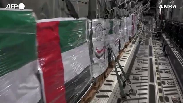 Gaza, pacchi di aiuti umanitari lanciati sulla Striscia da Emirati Arabi ed Egitto