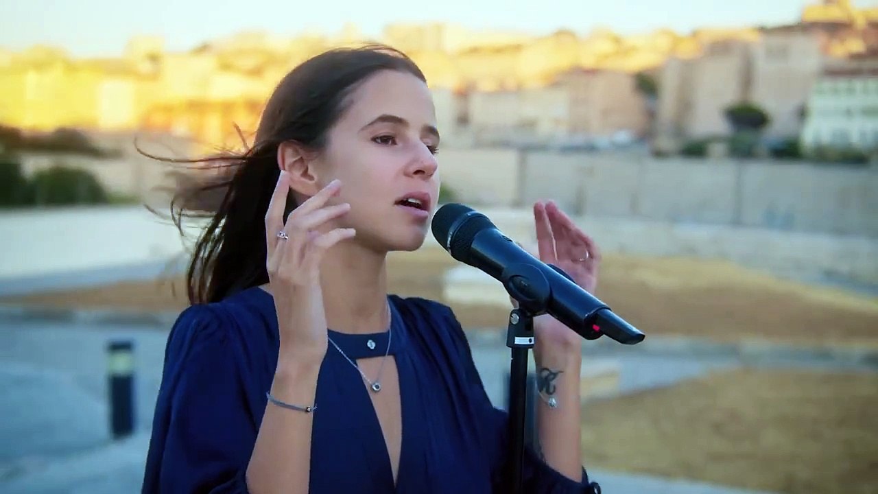 Marina Kaye chante "Heavenbound" en live acoustique