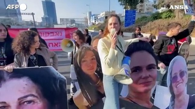 Israele, famiglie di ostaggi bloccano un'autostrada a Tel Aviv