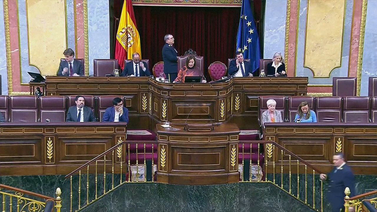 Diputados españoles aprueban ley de amnistía para independentistas catalanes