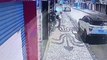 Bandidos são flagrados arrombando SUV no Centro de Curitiba