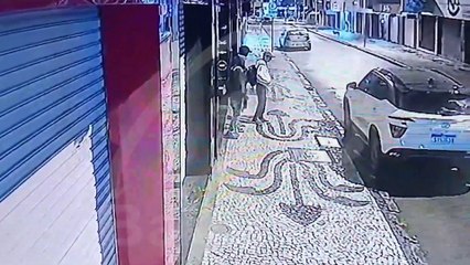 Bandidos são flagrados arrombando SUV no Centro de Curitiba