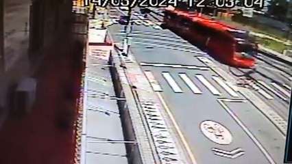 Câmera flagrou momento em que adolescente é atropelado por biarticulado