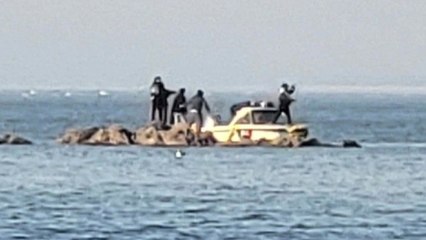 밀물 때 바닷가 바위에 고립된 몽골인 4명 구조 / YTN