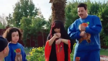 الكبير بيحاول يبقي كيوت ويساعد مربوحة فى المطبخ، وكلهم اتصدموا من التحول بتاعه#الكبير_أوي