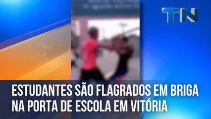 Video herunterladen: Estudantes são flagrados em briga na porta de escola em Vitória