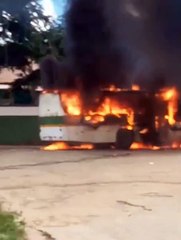 Incêndio destrói ônibus da Viação Itamaraju e empresa suspende circulação da frota