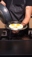Así se voltean varios huevos al mismo tiempo