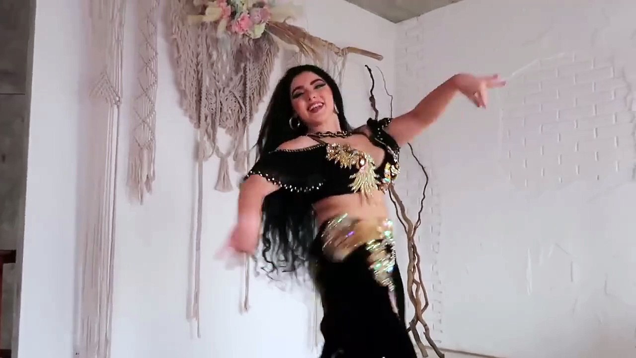 ALLA AZIZA BELLY DANCER - MISTANYAKالرقصه الاَ عزيز ترقص علي أغنيه نانسي عجرم(مستنياك)