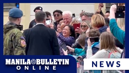 FL Liza takes a selfie with Filipinos in Czech Republic