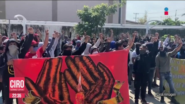 Asisten normalistas a audiencia de policías detenidos por asesinato de Yanqui Kothan