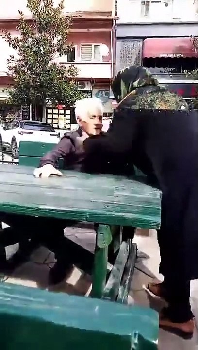 Sakarya'da bir kadın, kendisini rahatsız eden adamı dövdü