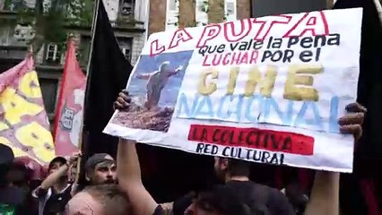 Policía reprime protesta del cine argentino contra ajustes de Milei
