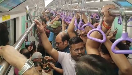 গঙ্গার নীচ দিয়ে ছুটল মেট্রোরেল! প্রথমদিনের সওয়ারের অভিজ্ঞতা কেমন যাত্রীদের? | Oneindia Bengali