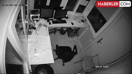 Uludağ'da yiyecek arayan ayı güvenlik kulübesini yıktı