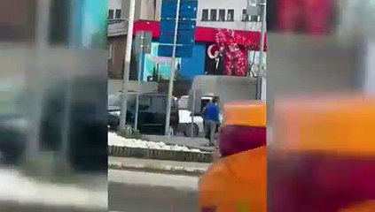 Gaziosmanpaşa'da yol verme tartışmasında havaya ateş açtı