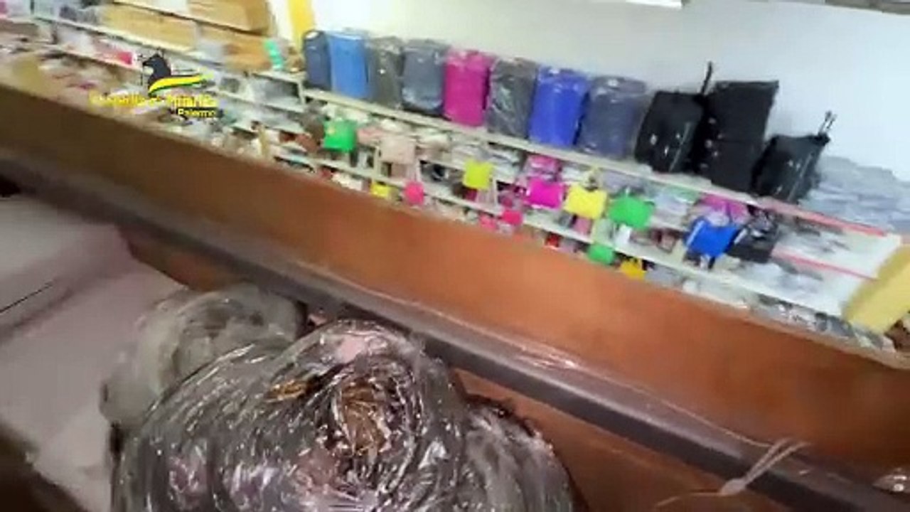 Palermo, lotta alla contraffazione: sequestrati oltre 4.000 capi d'abbigliamento e accessori falsificati