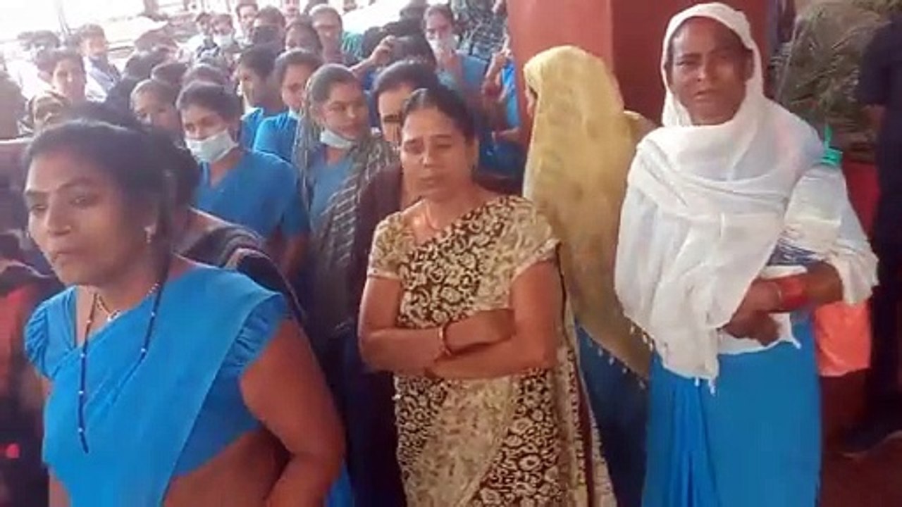 धरने पर बैठे आंबेडकर अस्पताल के कर्मचारी, इलाज के लिए परेशान हो रहे मरीज... देखें VIDEO