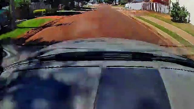 Câmera: ciclista fura preferencial e quase é atingido em cheio por carro