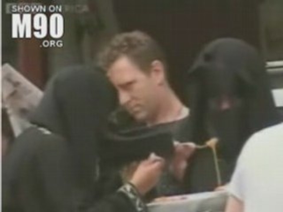 Des femmes voilées mangeant du Spaguetti!