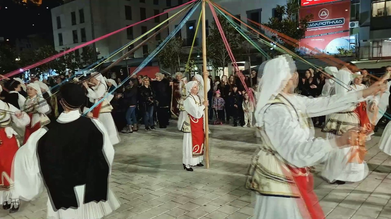 Γαϊτανάκι και παραδοσιακοί χοροί στο κέντρο της...