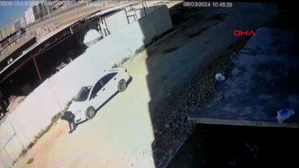Plakasını söktüğü otomobiliyle kuzenine çarpıp ayağını kırdı, kameraya yakalandı